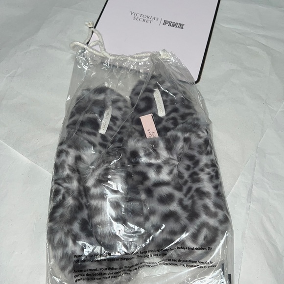 (7/8) VICTORIA'S SECRET Closed Toe Faux Fur Slipper - Picture 11 of 11